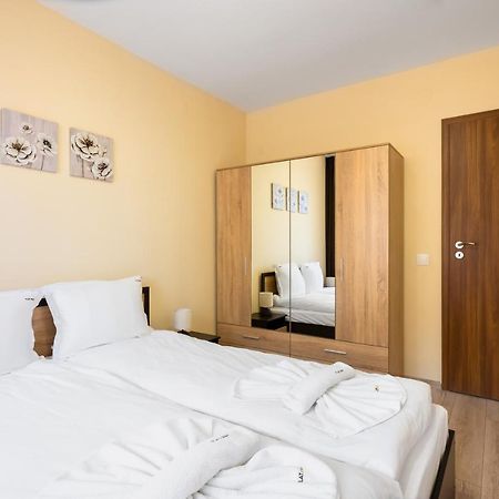 Nomad Haven: 1Bd Flat With Balcony & Desk Apartment Sofia Bagian luar foto