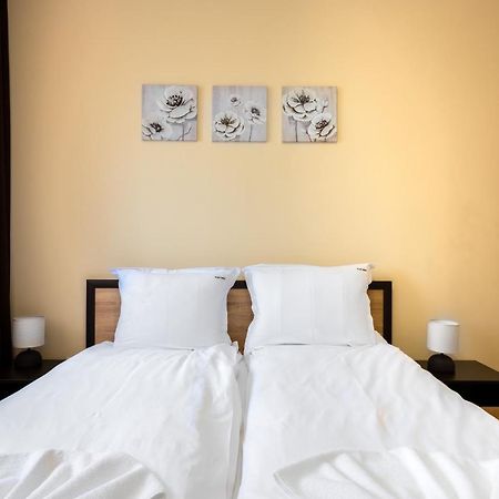 Nomad Haven: 1Bd Flat With Balcony & Desk Apartment Sofia Bagian luar foto