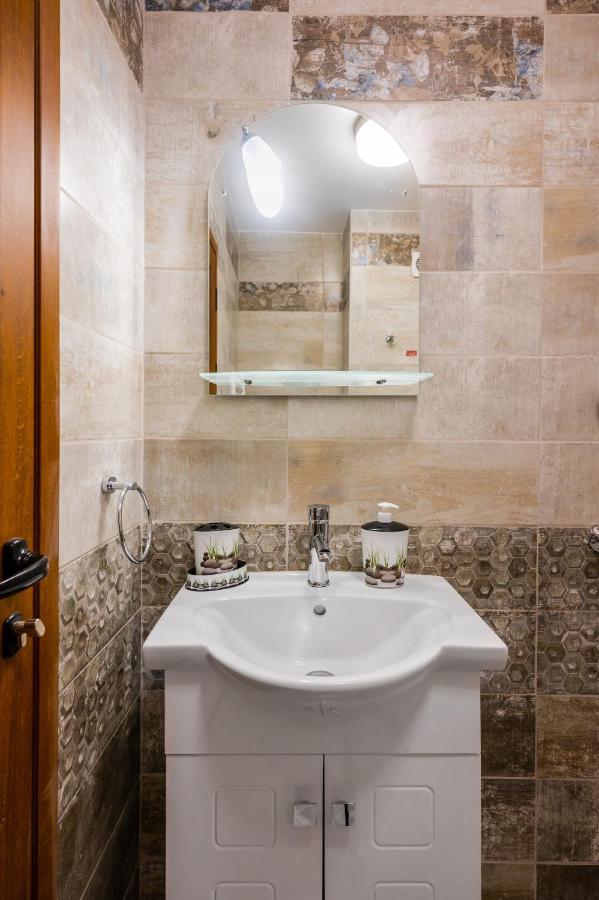 Nomad Haven: 1Bd Flat With Balcony & Desk Apartment Sofia Bagian luar foto