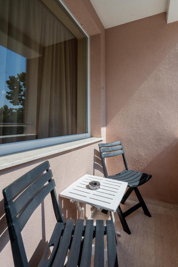 Nomad Haven: 1Bd Flat With Balcony & Desk Apartment Sofia Bagian luar foto
