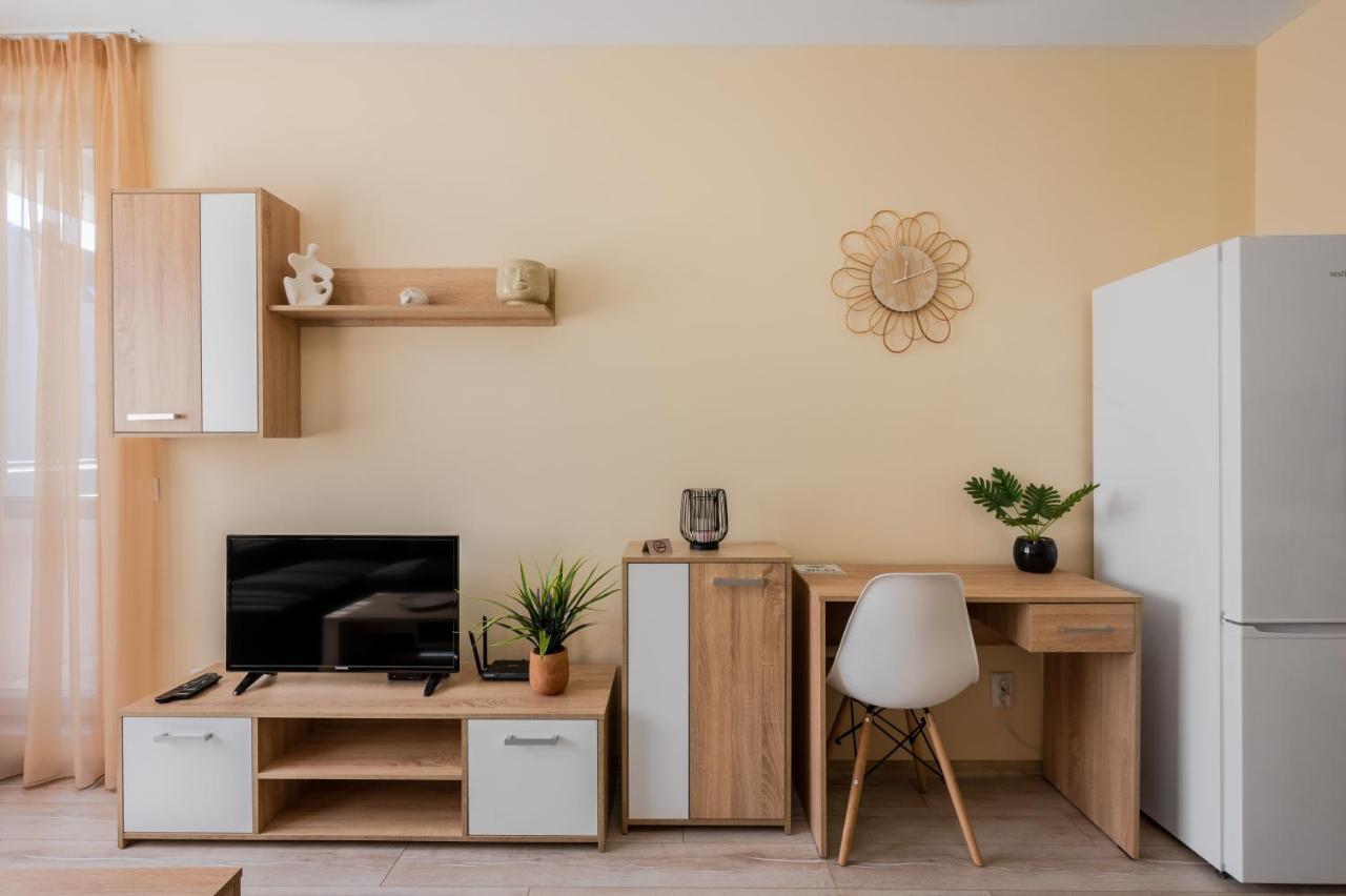 Nomad Haven: 1Bd Flat With Balcony & Desk Apartment Sofia Bagian luar foto